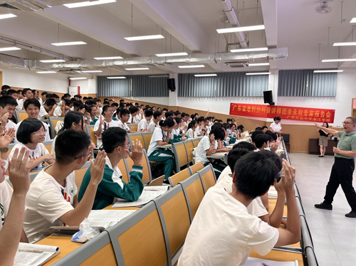 孩子们踊跃提问