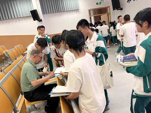 同学们纷纷请余教授签名赠言