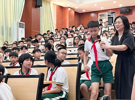 孩子们踊跃提问