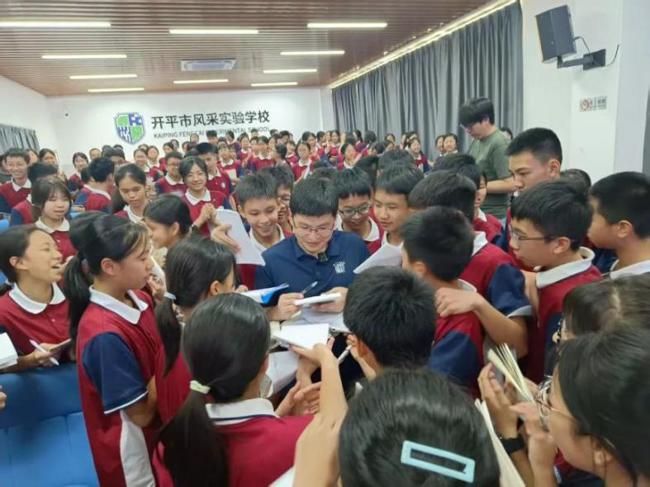 讲座后同学们纷纷找徐博士签名留念 讲座后同学们纷纷找徐博士签名留念