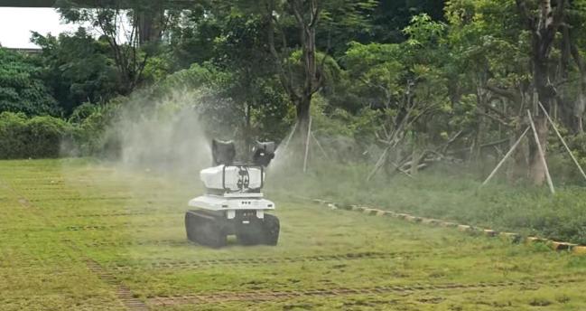 江门产研院联合相关机构研发的履带式室外智能喷洒灭蚊自动化设备已投入使用