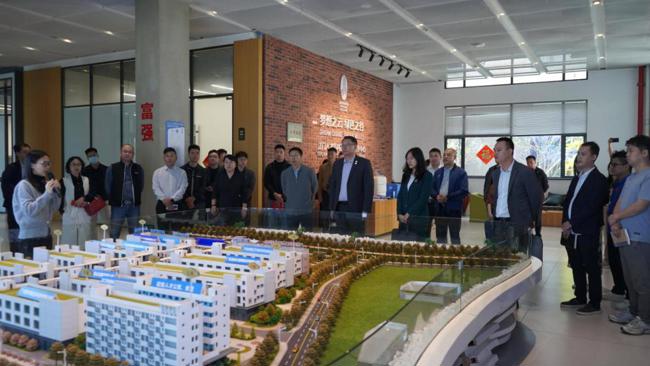 听取江门人才岛科技产业园在发展低空产业的规划介绍